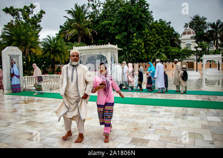 Burhanpur, India. 26th Aug, 2019. Daily life of Dawoodi Bohra Muslims in Dargah-E-Hakimi, Burhanpur Overview---Dargah-e-Hakimi, it is one of the holiest places in the state of Madhya Pradesh. It is located about 3 km from Gadhi Chowk in Burhanpur. It is very well maintained and it is constructed in pure white marble making it an outstanding example of Mughal architecture. (Photo by Amlan Biswas/Pacific Press) Credit: Pacific Press Agency/Alamy Live News Stock Photo