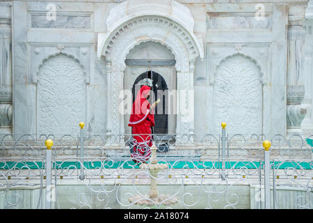 Burhanpur, India. 26th Aug, 2019. Daily life of Dawoodi Bohra Muslims in Dargah-E-Hakimi, Burhanpur Overview---Dargah-e-Hakimi, it is one of the holiest places in the state of Madhya Pradesh. It is located about 3 km from Gadhi Chowk in Burhanpur. It is very well maintained and it is constructed in pure white marble making it an outstanding example of Mughal architecture. (Photo by Amlan Biswas/Pacific Press) Credit: Pacific Press Agency/Alamy Live News Stock Photo