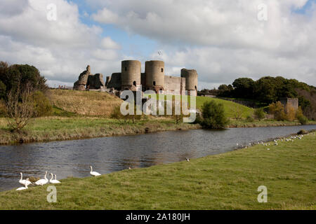 Rhuddlan Castle (Castelle Rhuddlan) on the banks of the River Clwyd. The castle was erected by Edward 1 in 1277 after the 1st Welsh war Stock Photo