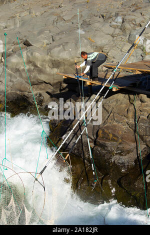 https://l450v.alamy.com/450v/2a182jr/tribal-fishermen-use-dip-nets-to-fish-from-platforms-at-lyle-falls-wa-usa-2a182jr.jpg