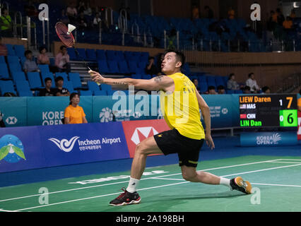 (190925) -- INCHEON, Sept. 25, 2019 (Xinhua) -- Lin Dan of China competes during the first round match against Liew Daren of Malaysia at the Korea Open badminton tournament in Incheon, South Korea, on Sept. 25, 2019. (Photo by Lee Sangho/Xinhua) Stock Photo