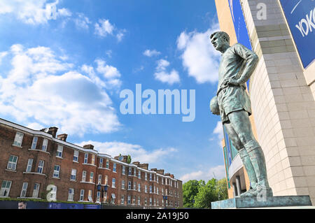 Bronze statue of football legend Peter Osgood 'The King of Stamford Bridge' outside Chelsea Football Club's Stamford Bridge, London, England, UK Stock Photo
