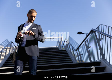 Uomo in smart suit indossare anello di nozze il tirante di regolazione Foto  stock - Alamy