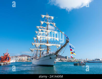 Las Palmas, Gran Canaria, Canary Islands, Spain. 25th September, 2019. Sailors climb the rigging on Mexican Navy cadet training ship, Cuauhtémoc, as one of the largest tall ships in the world departs for Mexico from Gran Canaria, the last stop of a 250 day voyage of Northern America and Europe. Credit: Alan Dawson News/Alamy Live News Stock Photo