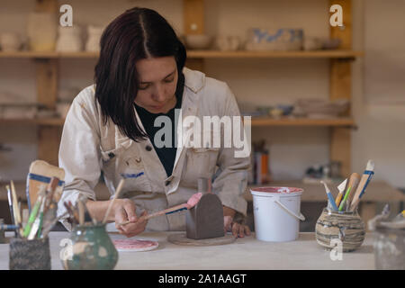 Female potter at work in a pottery studio Stock Photo