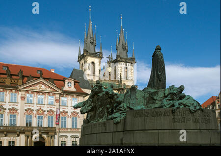 Jan Hus Memorial with the Church of Our Lady and  Narodni Gallery (Galerie) in  Old Town Square, Prague Stock Photo