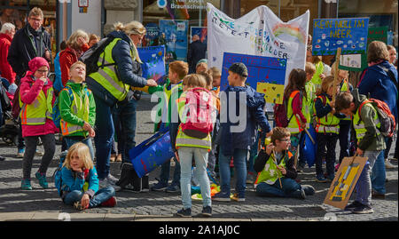 Braunschweig, Germany, September 20., 2019: Group of primary school pupils with their teachers at the demonstration on Fridays for future Stock Photo