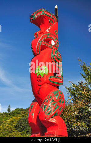 Carved Maori statue outside Te Whare Wananga Indgenous University, Whakatane, Bay of Plenty Region, North Island, New Zealand Stock Photo