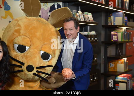 Cologne, Germany. 25th Sep, 2019. Eckart von Hirschhausen poses with the mouse at the press conference for the ARD Theme Week 2019, which deals with 'Future Education' from 9 to 16 November. Credit: Horst Galuschka/dpa/Alamy Live News Stock Photo