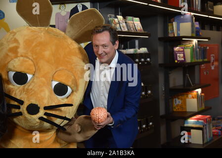 Cologne, Germany. 25th Sep, 2019. Eckart von Hirschhausen poses with the mouse at the press conference for the ARD Theme Week 2019, which deals with 'Future Education' from 9 to 16 November. Credit: Horst Galuschka/dpa/Alamy Live News Stock Photo