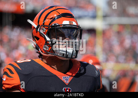 December 9, 2018..Cincinnati Bengals outside linebacker Jordan Evans #50  before the Cincinnati Bengals vs Los Angeles Chargers at Stubhub Center in  Carson, Ca on December 9, 2018. (Photo by Jevone Moore)(Credit Image: