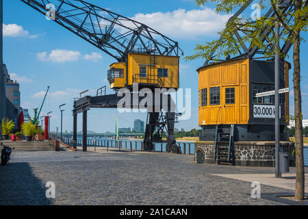 Der Rheinauhafen ist eine ehemalige Hafenanlage in der Kölner Südstadt, die heute als Wohn-, Büro-, Dienstleistungs- und Gewerbegebiet genutzt wird Stock Photo
