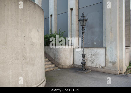 Basel, alte Laterne in moderner Umgebung Stock Photo
