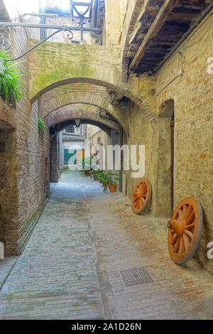 Siena, mittelalterliche Gasse mit Strebebögen - Siena, Medival Alley ...