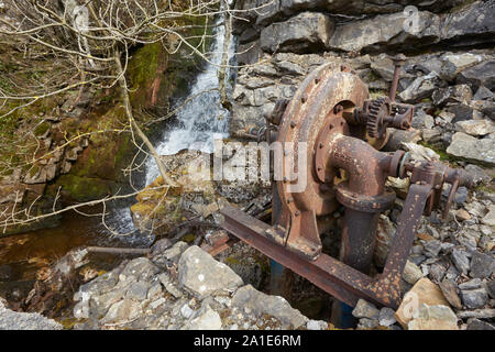 Abandoned remains of a water pump and scrap metal near the old lead mines on Oxclose Road, Ivy Scar, between Woodhall and Carperby, Yorkshire Dales Na Stock Photo