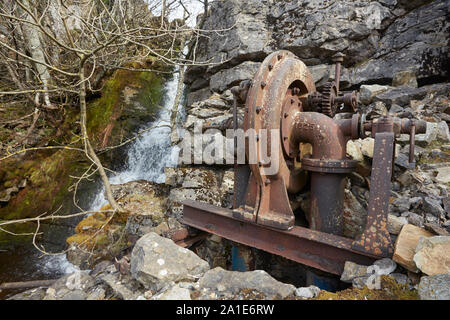 Abandoned remains of a water pump and scrap metal near the old lead mines on Oxclose Road, Ivy Scar, between Woodhall and Carperby, Yorkshire Dales Na Stock Photo