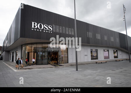 Missie dood Opheldering 26 September 2019, Baden-Wuerttemberg, Metzingen: The new flagship outlet  of Hugo Boss in the Outlet-City. The outlet will officially open on 26  September. Photo: Sebastian Gollnow/dpa Stock Photo - Alamy