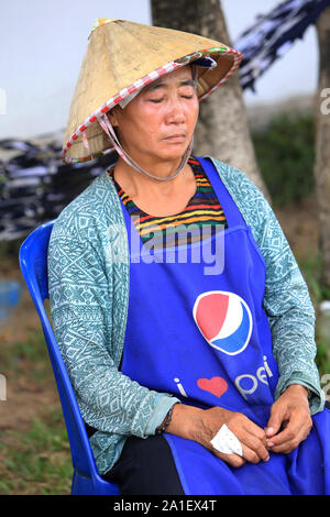 Vendeuse de rue endormie sur une chaise. Vientiane. Laos. / Street vendor asleep in a chair. Vientiane. Laos. Stock Photo