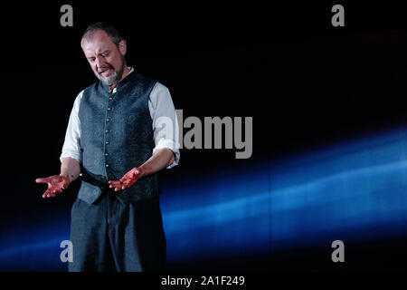 Chichester Festival Theatre, UK. 26th Sep, 2019. John Simm, performs as Macbeth during a photo-call for Chichester Festival Theatre's production of William Shakespeare's 'MacBeth', directed by Paul Miller, at the Chichester Festival Theatre, Chichester, UK, Thursday September 26, 2019. Photograph Credit: Luke MacGregor/Alamy Live News Stock Photo