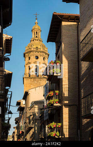 Church of Santiago el Mayor (Parroquia de Santiago y San Pedro), Puente La Reina – Gares, Navarre, Spain Stock Photo