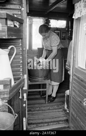 Eine junge Frau bei der Kochwäsche, Deutschland 1939. A young woman doing the hot wash, Germany 1939. Stock Photo
