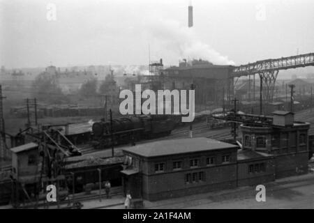 Arbeitsalltag in der Zuckerfabrik Zeitz, DDR, 1950er. Working life at the sugar refinery in Zeitz, GDR, 1950s. Stock Photo