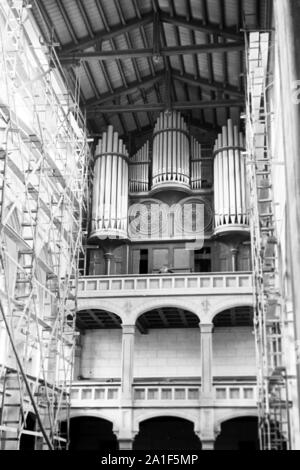 Wiederaufbau im Inneren der Sankt Gertraud Kirche in Frankfurt an der Oder, Deutschland 1949. Reconstruction inside Saint Gertraud's church at Frankfurt / Oder, Germany 1949. Stock Photo