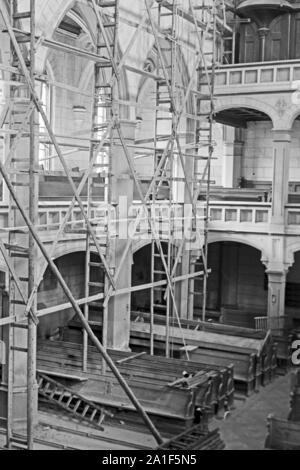 Wiederaufbau im Inneren der Sankt Gertraud Kirche in Frankfurt an der Oder, Deutschland 1949. Reconstruction inside Saint Gertraud's church at Frankfurt / Oder, Germany 1949. Stock Photo