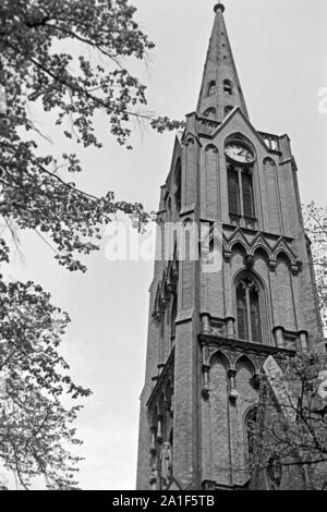 Turm der Sankt Gertraud Kirche in Frankfurt an der Oder, Deutschland 1949.Belfry of Saint Gertraud's church at Frankfurt / Oder, Germany 1949. Stock Photo