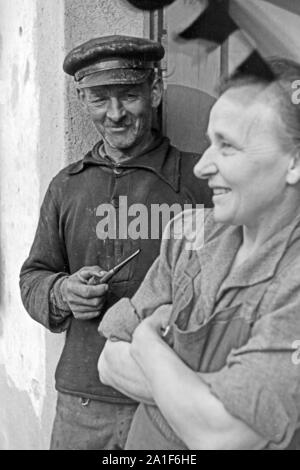 Mann und Frau in Lebus, Brandenburg, Deutschland, 1940er Jahre. Man and woman in Lebus, Brandenburg, Germany, 1940s. Stock Photo