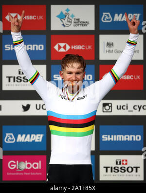 USA's Quinn Simmons takes to the podium for first place during the Men's Junior Road Race from Richmond to Harrogate. Stock Photo