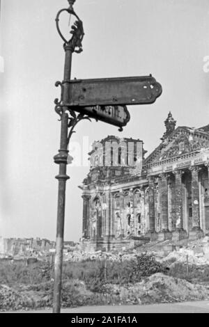 Blick an einem Straßenschild vorbei auf das zerstörte Reichstagsgebäude in  Berlin, Deutschland 1946. View to the destroyed Reichstag from a road sign  at Berlin, Germany 1946 Stock Photo - Alamy