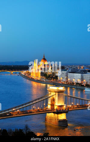 Szechenyi Chain Bridge and the Parliament at twilight. Budapest, Hungary Stock Photo