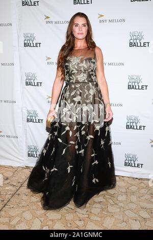 New York, NY, USA. 26th Sep, 2019. Brooke Shields at arrivals for New York City Ballet Fall Fashion Gala, David H. Koch Theater at Lincoln Center, New York, NY September 26, 2019. Credit: Jason Mendez/Everett Collection/Alamy Live News Stock Photo