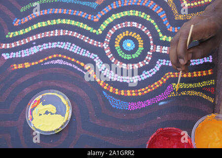 pulver forsætlig maternal Aboriginal artist dot painting.Before Indigenous Australian art was ever  put onto canvas the Aboriginal people would smooth ov Stock Photo - Alamy