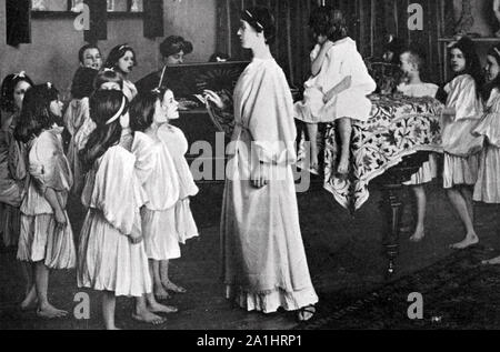 ISADORA DUNCAN (1877/8-1927) Franco-American dancer at her school in Grunwald near Berlin Stock Photo