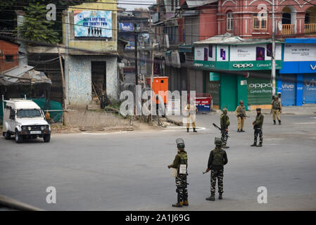 Srinagar, Kashmir. 27th Sep, 2019. Paramilitary troopers stand on guard during the restrictions in Srinagar.After the revocation of article 370 which gives the special status to Jammu & Kashmir, state authorities have imposed restrictions across Kashmir to prevent protests. Credit: SOPA Images Limited/Alamy Live News Stock Photo