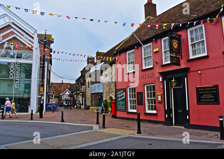 In the old Poole Quay area, a view of Sarum Street from High Street. Kings Head pub on right & the modern Poole museum building on left. Stock Photo