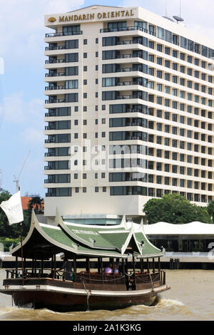 Bateau bus sur le fleuve Chao Phraya. The Peninsula. Mandarin Oriental. Bangkok. / Bus boat on the Chao Phraya River. The Peninsula. Mandarin Oriental Stock Photo