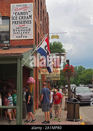 Scene from the old-fashioned arts and crafts village of Nashville, Indiana, USA, July 29, 2019, © Katharine Andriotis Stock Photo