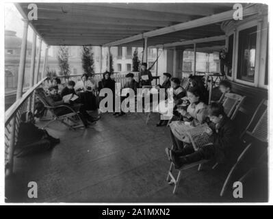 Open air class in manual training on the boat SOUTHFIELD at Bellevue Hospital, New York City Stock Photo