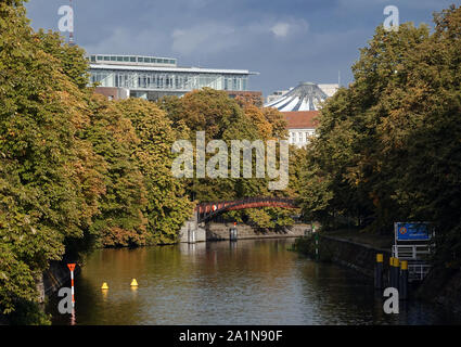 Berlin, Germany. 26th Sep, 2019. The dome of the Sony Center can be seen between the autumn-coloured trees standing on the banks of the Landwehr Canal. Credit: Soeren Stache/dpa-Zentralbild/ZB/dpa/Alamy Live News Stock Photo