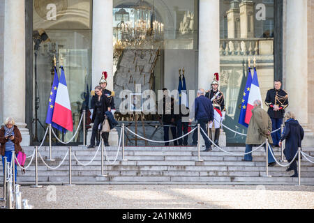 Beijing, China. 27th Sep, 2019. People pay homage to France's late former President Jacques Chirac at the Elysee presidential palace in Paris on Sept. 27, 2019. Former French President Jacques Chirac died on Sept. 26. Credit: Aurelien Morissard/Xinhua/Alamy Live News Stock Photo