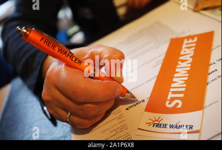 28 September 2019, Mecklenburg-Western Pomerania, Rostock: A member of the Free Voters of Mecklenburg-Western Pomerania takes notes at the state party conference of the Free Voters of Mecklenburg-Western Pomerania in the conference hall of the Trihotel. At the state party conference, the free voters of Mecklenburg-Western Pomerania will elect their new executive committee. Photo: Danny Gohlke/dpa Stock Photo