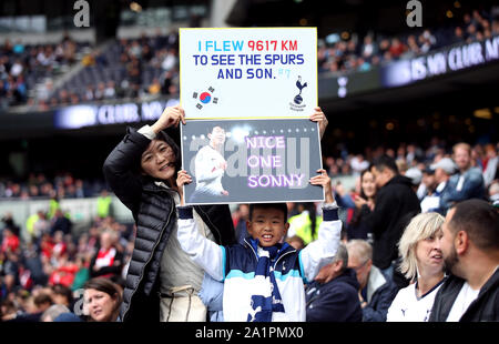 A Tottenham Hotspur fan holds up a sign reading ‘I flew 9617km to see the Spurs and Son #7 Nice one Sonny’ during the Premier League match at the Tottenham Hotspur Stadium, London. Stock Photo