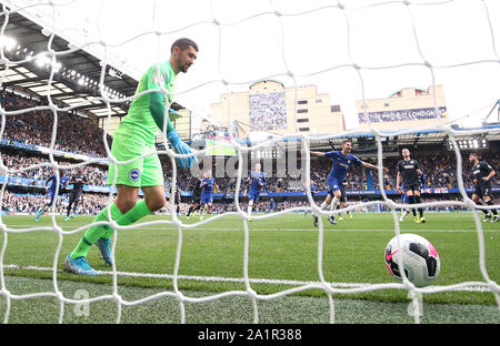 Chelsea's Jorginho (centre) celebrates scoring his side's first goal of the game from the penalty spot during the Premier League match at Stamford Bridge, London. Stock Photo