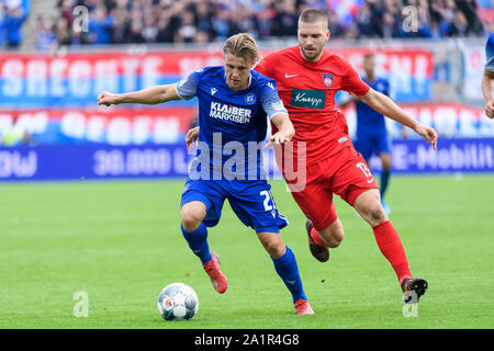 Marco Thiede (KSC) in duels with Robert Leipertz (Heidenheim). GES/football/2nd Bundesliga: Karlsruher SC - FC Heidenheim, 28.09.2019 Football: 2nd German League: Karlsruhe vs Heidenheim, Karlsruhe, September 28, 2019 | usage worldwide Stock Photo