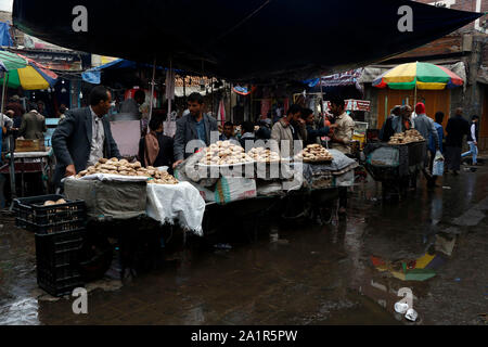 Sanaa, Yemen. 28th Sep, 2019. Vendors wait for customers in a market in Sanaa, Yemen, Sept. 28, 2019. Credit: Mohammed Mohammed/Xinhua/Alamy Live News Stock Photo