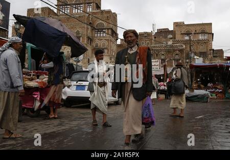 Sanaa, Yemen. 28th Sep, 2019. Yemeni people do shopping in a market in Sanaa, Yemen, Sept. 28, 2019. Credit: Mohammed Mohammed/Xinhua/Alamy Live News Stock Photo