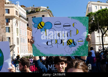 Fridays for future (FFF). Rome third global climate change strike for future. Young students demonstration march protest against climate change. System change not climate change. - Students holding up banner sign, took to the streets to demonstrate against global climate change in central Rome, Italy, Europe, European Union, EU. Every Friday skrike. 27th september 2019. Stock Photo